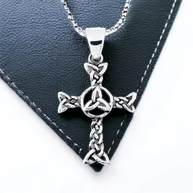 Cross with Central Trinity Knot